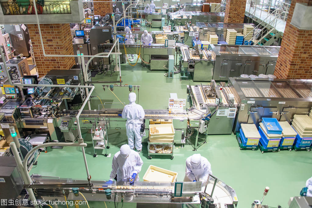 日本,札幌-2017 年 1 月 13 日︰ 團(tuán)友,在 2017 年 1 月 13 日在日本北海道的巧克力工廠。公司的主打產(chǎn)品是白色戀人餅干